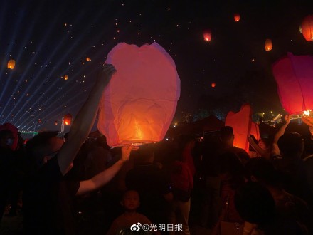 西双版纳万人齐放孔明灯美似星空