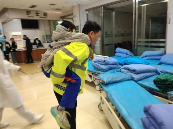 10公里，11个红绿灯！16分钟极速救援！