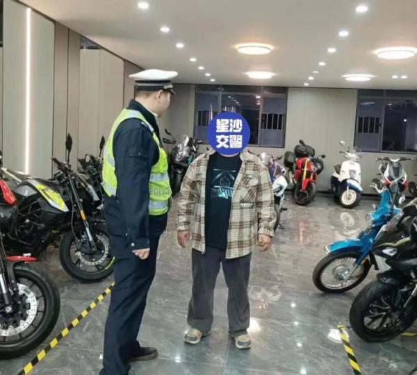 摩托车店主高调炫技?交警:你成功引起了我的注意 摩托车店主高调炫技?交警:你成功引起了我的注意