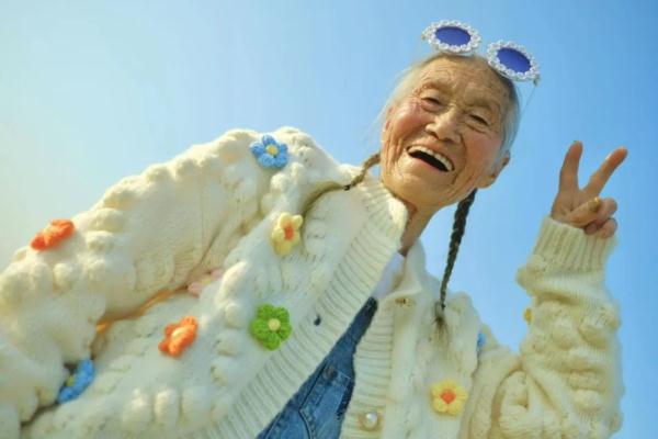 双马尾、背带裤…浙江98岁“少女”出潮片