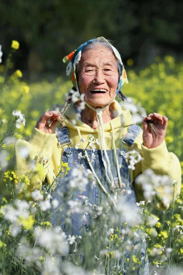 双马尾、背带裤…浙江98岁“少女”出潮片