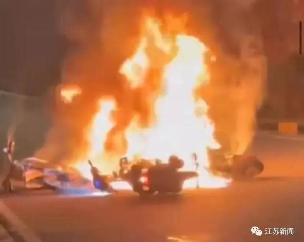 痛心！云南两名00后女孩骑摩托撞上绿化带，双双身亡
