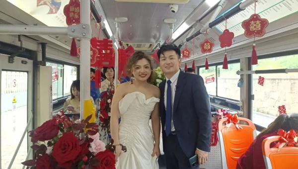 公交车做婚车！长沙这场婚礼好拉风