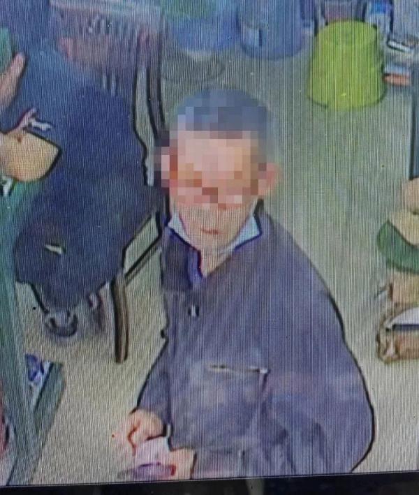 柳州一辆老年代步车与电动车发生碰撞,伤者多处骨折!肇事者丢下车跑了 柳州一辆老年代步车与电动车发生碰撞,伤者多处骨折!肇事者丢下车跑了