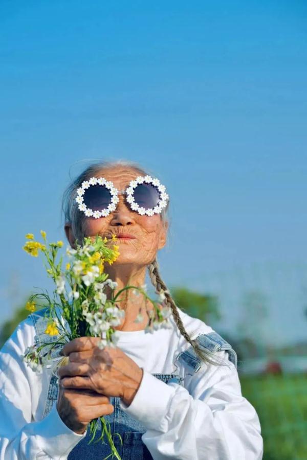 双马尾、背带裤…浙江98岁“少女”出潮片