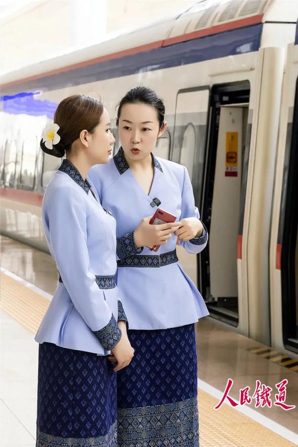 中老铁路上的最美师徒