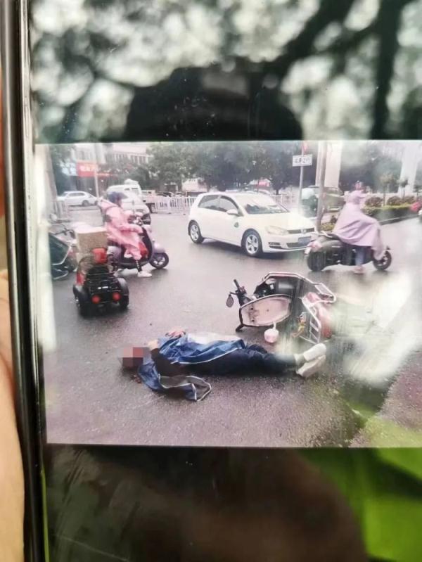 柳州一辆老年代步车与电动车发生碰撞,伤者多处骨折!肇事者丢下车跑了 柳州一辆老年代步车与电动车发生碰撞,伤者多处骨折!肇事者丢下车跑了