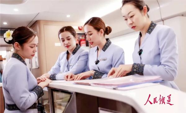 中老铁路上的最美师徒