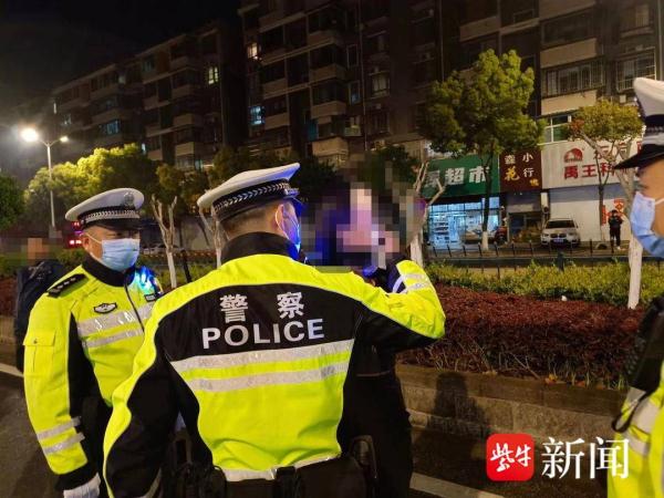 女司机酒驾被查，吹气检测时“戏精”上身