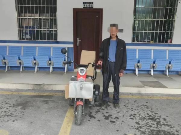 柳州一辆老年代步车与电动车发生碰撞,伤者多处骨折!肇事者丢下车跑了 柳州一辆老年代步车与电动车发生碰撞,伤者多处骨折!肇事者丢下车跑了