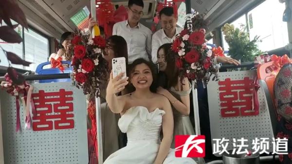 环保又欢乐！长沙一对新人用公交车当婚车