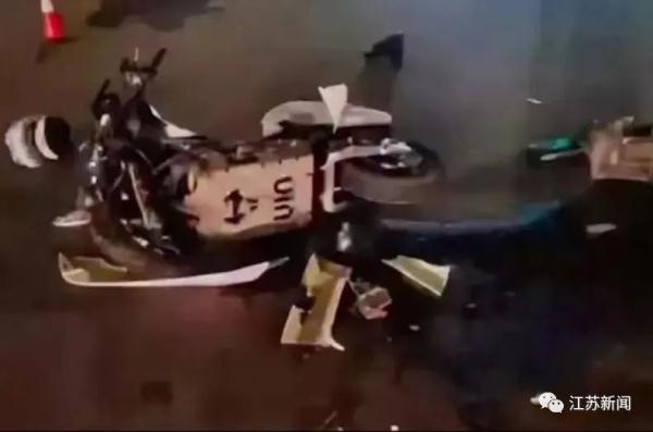 痛心！云南两名00后女孩骑摩托撞上绿化带，双双身亡