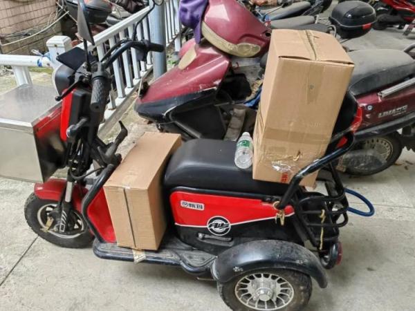 柳州一辆老年代步车与电动车发生碰撞,伤者多处骨折!肇事者丢下车跑了 柳州一辆老年代步车与电动车发生碰撞,伤者多处骨折!肇事者丢下车跑了