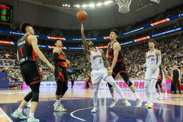 CBA|王哲林23分 上海4分险胜江苏晋级CBA季后赛8强 CBA|王哲林23分 上海4分险胜江苏晋级CBA季后赛8强