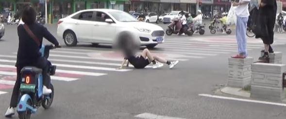 保安亭被拆  “试胆石”被砸，打卡拍照别任性