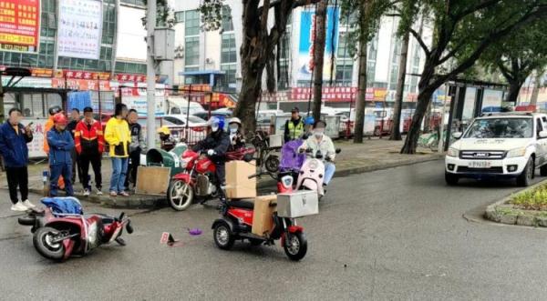 柳州一辆老年代步车与电动车发生碰撞,伤者多处骨折!肇事者丢下车跑了 柳州一辆老年代步车与电动车发生碰撞,伤者多处骨折!肇事者丢下车跑了