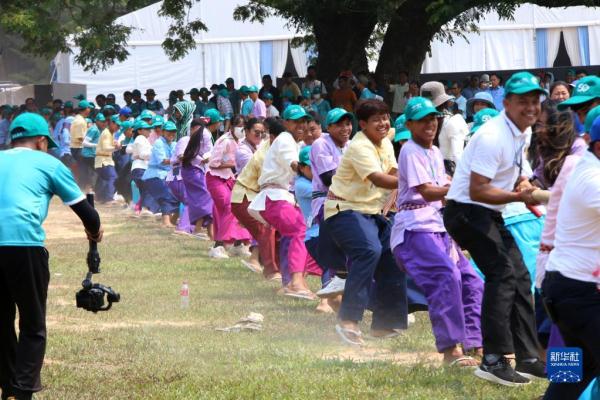 柬埔寨举行宋干节庆祝活动