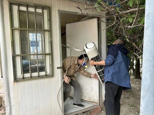 保安亭被拆  “试胆石”被砸，打卡拍照别任性