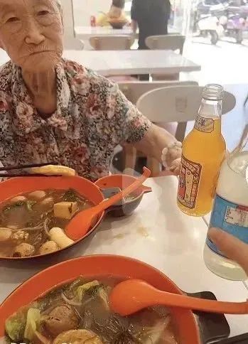 双马尾、背带裤…浙江98岁“少女”出潮片