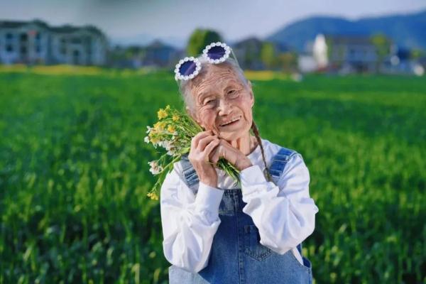 双马尾、背带裤…浙江98岁“少女”出潮片
