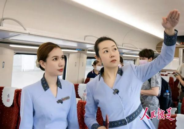 中老铁路上的最美师徒