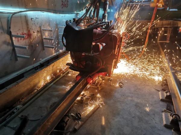 重庆地铁10号线二期兰花路至后堡区间实现“长轨通” 重庆地铁10号线二期兰花路至后堡区间实现“长轨通”