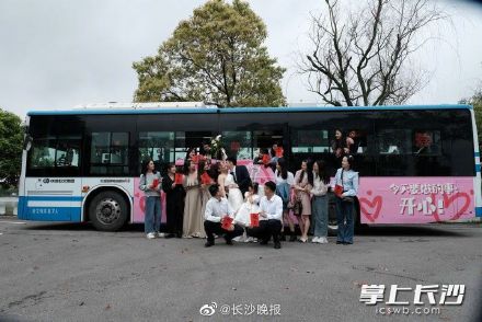 长沙新人用公交车做婚车 ，下一站“到站”幸福