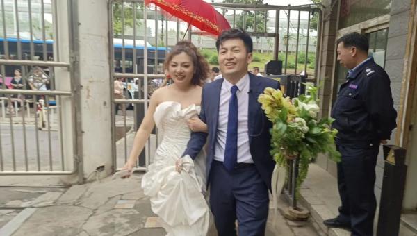 公交车做婚车！长沙这场婚礼好拉风