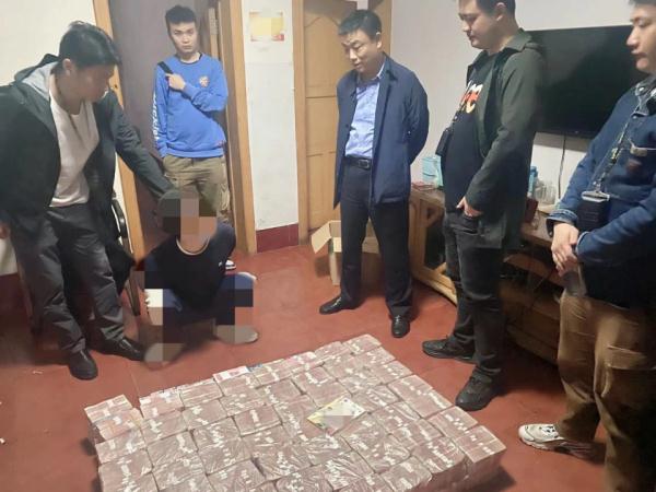 现场查获1700余万!冷水江公安打掉一条涉电诈黑灰全产业链 现场查获1700余万!冷水江公安打掉一条涉电诈黑灰全产业链