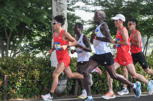 何杰斩获年度第三冠 中国选手包揽武汉马拉松男子前三名