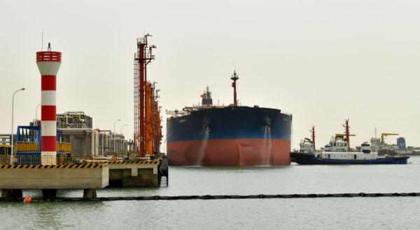 河北黄骅港一专用码头迎来首艘国外油轮