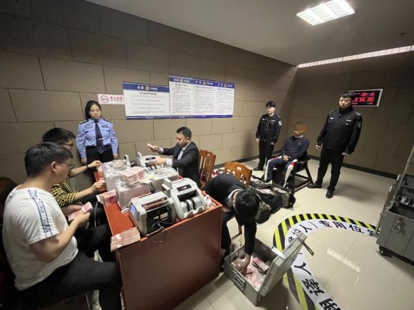 现场查获1700余万!冷水江公安打掉一条涉电诈黑灰全产业链 现场查获1700余万!冷水江公安打掉一条涉电诈黑灰全产业链