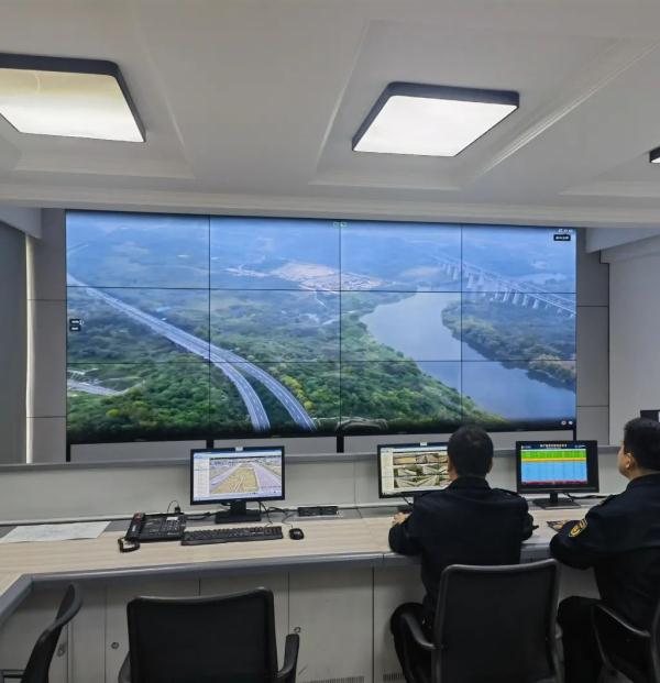 全国首个高速公路无人机自动巡查系统在渝投用 全国首个高速公路无人机自动巡查系统在渝投用