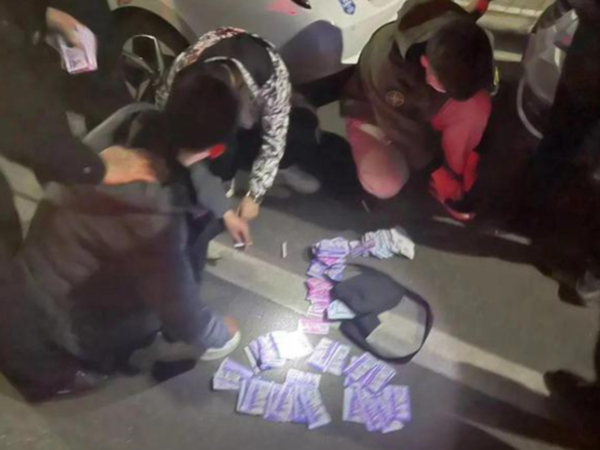 车窗“涉黄小卡片”信不得！背后的真相原来是……