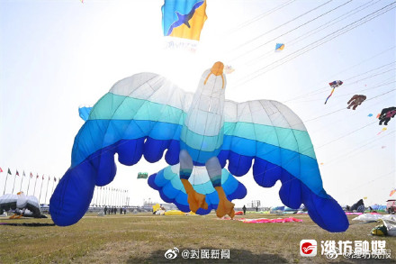 压迫感有了!潍坊现场放飞巨大秦始皇风筝 压迫感有了!潍坊现场放飞巨大秦始皇风筝