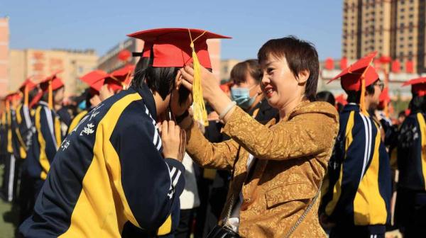 河北衡水：高中生走过“成长之门”