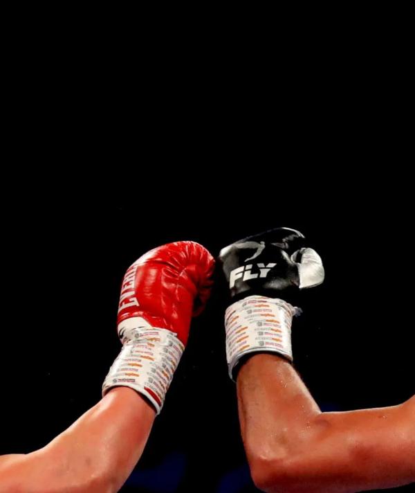 在对手的主场，他高举五星红旗！