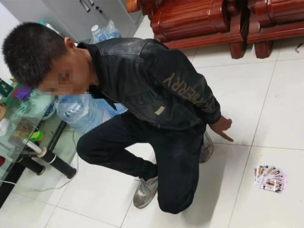 车窗“涉黄小卡片”信不得！背后的真相原来是……