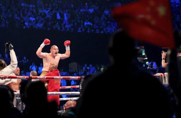 在对手的主场，他高举五星红旗！