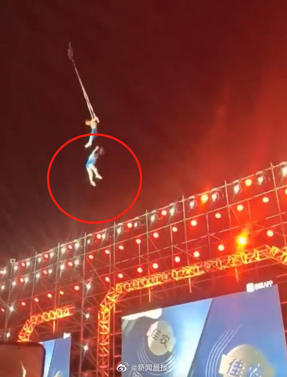 杂技演员称绸吊表演中没有保险绳 造成演员失误的可能有多种因素 杂技演员称绸吊表演中没有保险绳 造成演员失误的可能有多种因素