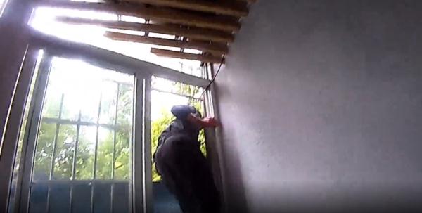 “别开门！” “快开门！！”