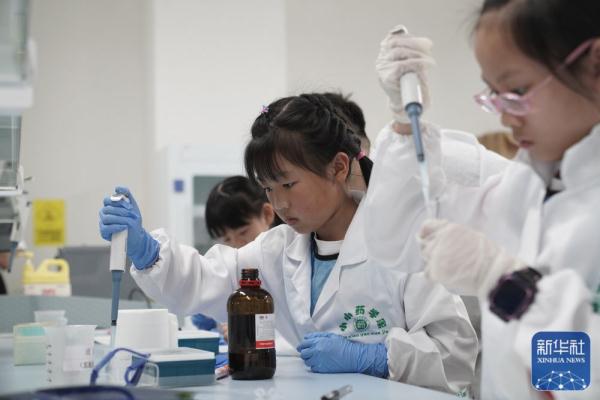 重庆北碚：“小小药学家”实验室感受科学魅力