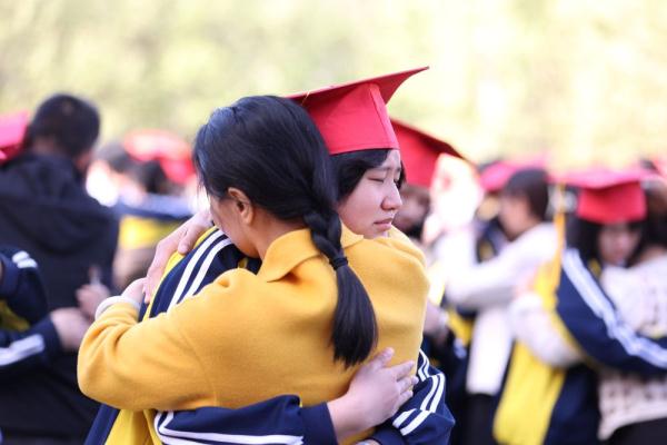 河北衡水：高中生走过“成长之门”