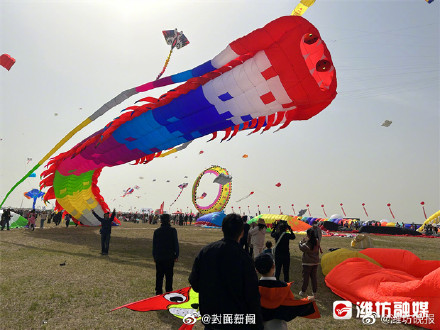 压迫感有了!潍坊现场放飞巨大秦始皇风筝 压迫感有了!潍坊现场放飞巨大秦始皇风筝