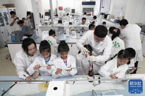 重庆北碚：“小小药学家”实验室感受科学魅力