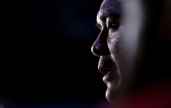 在对手的主场，他高举五星红旗！