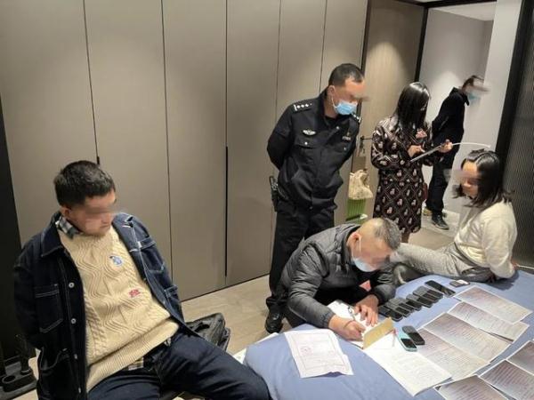 女警卧底微信群，私聊获取重大线索