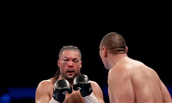 在对手的主场，他高举五星红旗！