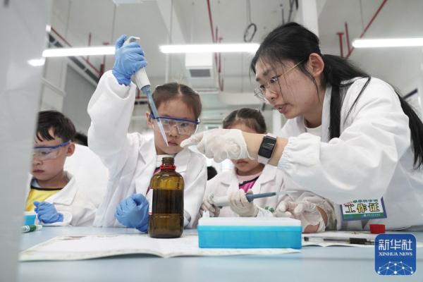 重庆北碚：“小小药学家”实验室感受科学魅力