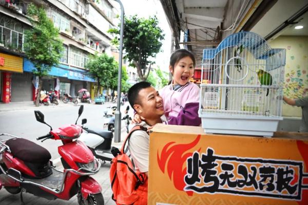 帮聋哑修脚爸爸当“翻译”的小女孩火了，她有一个愿望